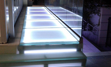 Стеклянный подиум со ступенями с подсветкой купить в Воронеже