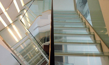 Стеклянные ступени и площадки для колодезной лестницы купить в Воронеже