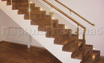 Ограждение лестницы с прозрачным стеклом, стойками и поручнем из латуни в Воронеже. Готовые проекты ПерилаГлавСнаб Ограждение лестницы с прозрачным стеклом, стойками и поручнем из латуни в Воронеже. Готовые проекты ПерилаГлавСнаб