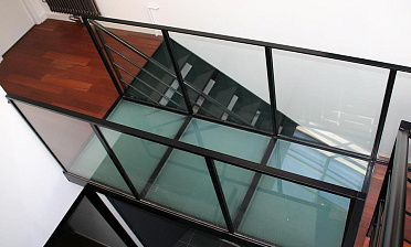 Стеклянный пол для легкого перекрытия между этажами купить в Воронеже