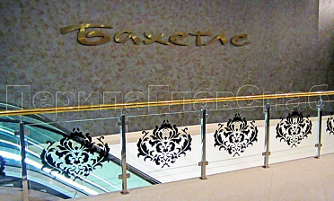 Ограждение лестницы на квадратных стойках с латунным поручнем купить в Воронеже