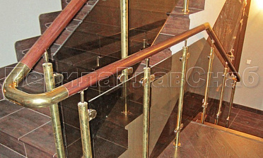 Ограждение лестницы со стеклом, тонированным в массе, стойки и завязки поручня из латуни купить в Воронеже