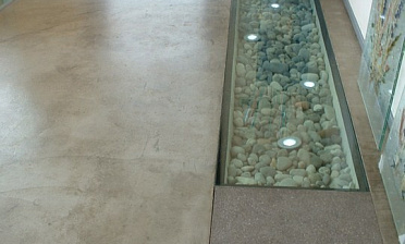 Стеклянный пол в квартиру с декоративной композицией купить в Воронеже