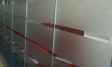 Стеклянные перегородки в офисе с закаткой пленки купить в Воронеже