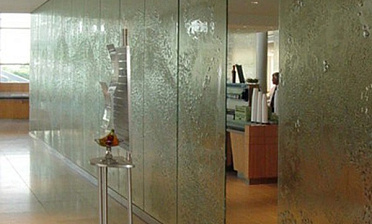 Стеклянные перегородки с декоративным рельефом в офисе купить в Воронеже
