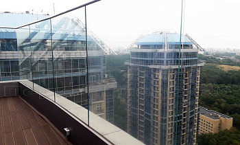 Цельностеклянные ограждения для крыш в Воронеже. Готовые проекты ПерилаГлавСнаб Цельностеклянные ограждения для крыш в Воронеже. Готовые проекты ПерилаГлавСнаб