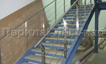 Ограждение с нестандартными нержавеющими стойками и ригельным заполнением купить в Воронеже