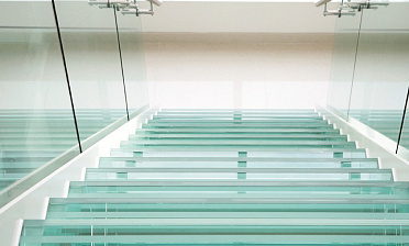 Стеклянные ступени на косоурной лестнице в доме купить в Воронеже