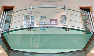 Стеклянный пол на внутреннем выступе атриума купить в Воронеже