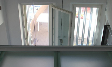 Стеклянное перекрытие из матового стекла на внутреннем балконе купить в Воронеже