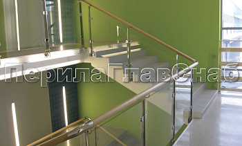 Ограждение с деревянным поручнем, стеклом и стойками в Воронеже. Готовые проекты ПерилаГлавСнаб