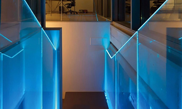 Ограждения лестниц на несущем стекле с подсветкой купить в Воронеже