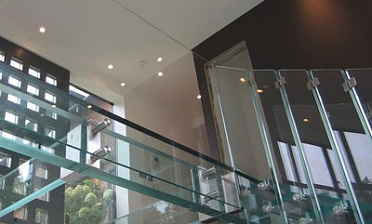 Стеклянные полы на площадке маршевой лестницы купить в Воронеже