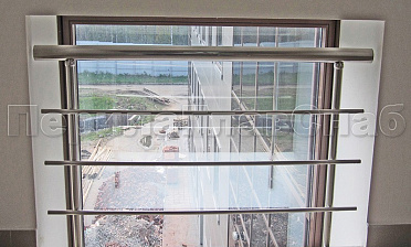 Межэтажное ограждение из нержавеющей стали с торцевым креплением для окон купить в Воронеже