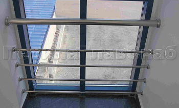 Ограждение на окнах из нержавещей трубы с ригелями в Воронеже. Готовые проекты ПерилаГлавСнаб Ограждение на окнах из нержавещей трубы с ригелями в Воронеже. Готовые проекты ПерилаГлавСнаб