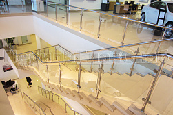 Стеклянные перила для атриумов в Воронеже. Готовые проекты ПерилаГлавСнаб - фото 18