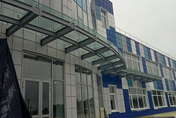 Стеклянные козырьки на спайдерах в Воронеже. Готовые проекты ПерилаГлавСнаб - фото 1