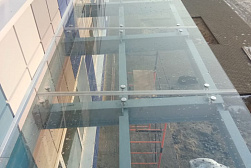 Стеклянные козырьки на спайдерах в Воронеже. Готовые проекты ПерилаГлавСнаб - фото 9