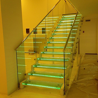 Ограждение маршевых лестниц со стеклом на точеном креплении