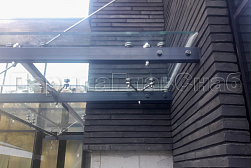 Стеклянные козырьки на спайдерах в Воронеже. Готовые проекты ПерилаГлавСнаб - фото 5